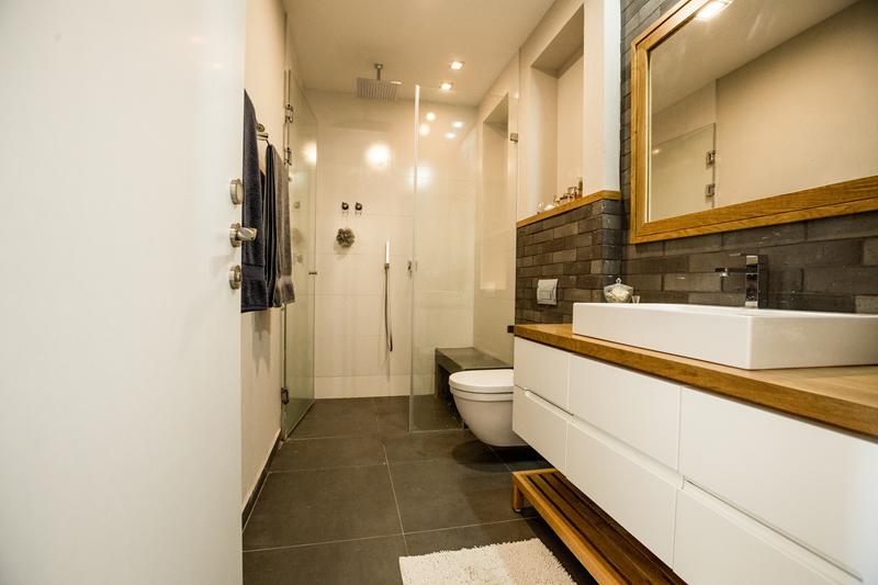 חדר אמבטיה מודרני עם ארון אמבטיה מעוצב